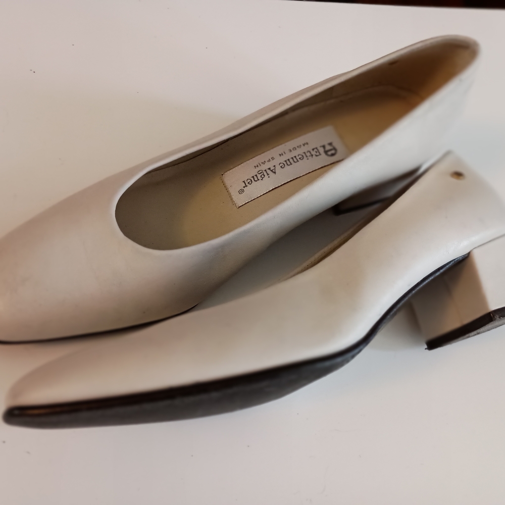 Etienne Aigner White Vintage Block Low Heel Shoes 6.5 Ladies 90s Y2K Chic
